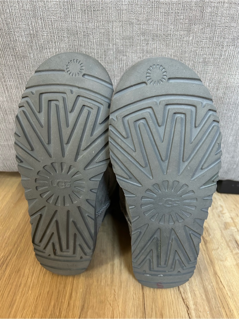 UGG Women’s Mini Bailey Bow II Boots Grey Charcoal SheepSkin Size 8 Ankle - Picture 6 of 6
